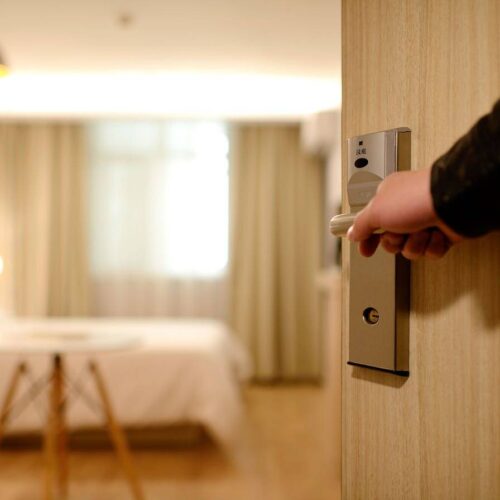 Hotel na wakacje z dziećmi: co warto sprawdzić przed rezerwacją rodzinnego pobytu?