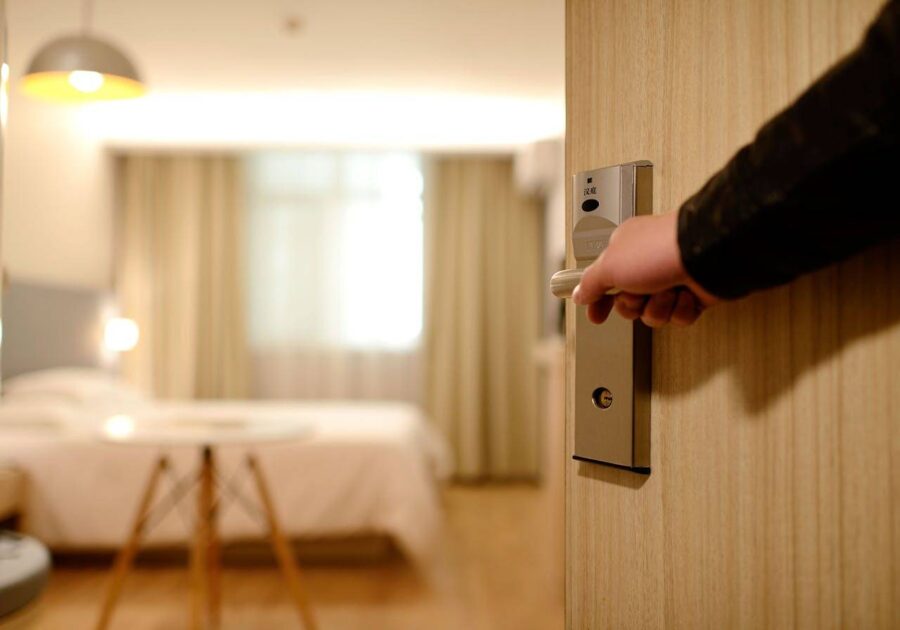 Hotel na wakacje z dziećmi: co warto sprawdzić przed rezerwacją rodzinnego pobytu?