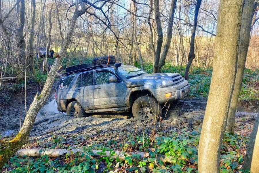 Wyprawa wynajętą terenówką – przygoda na bezdrożach