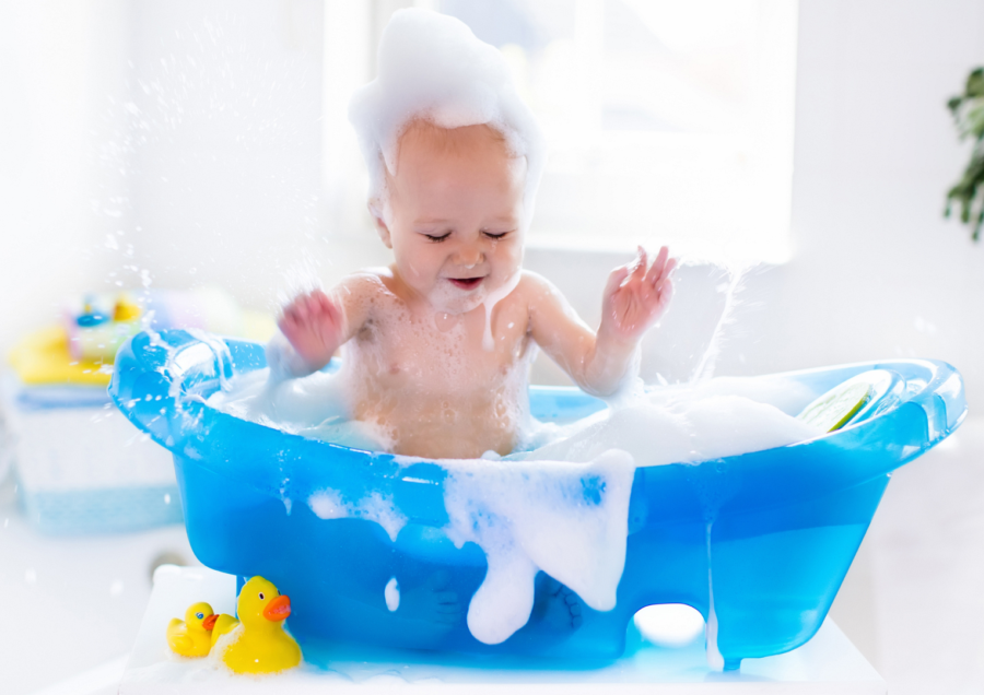 Jak wspierać budowanie poczucia bezpieczeństwa u niemowląt podczas kąpieli?