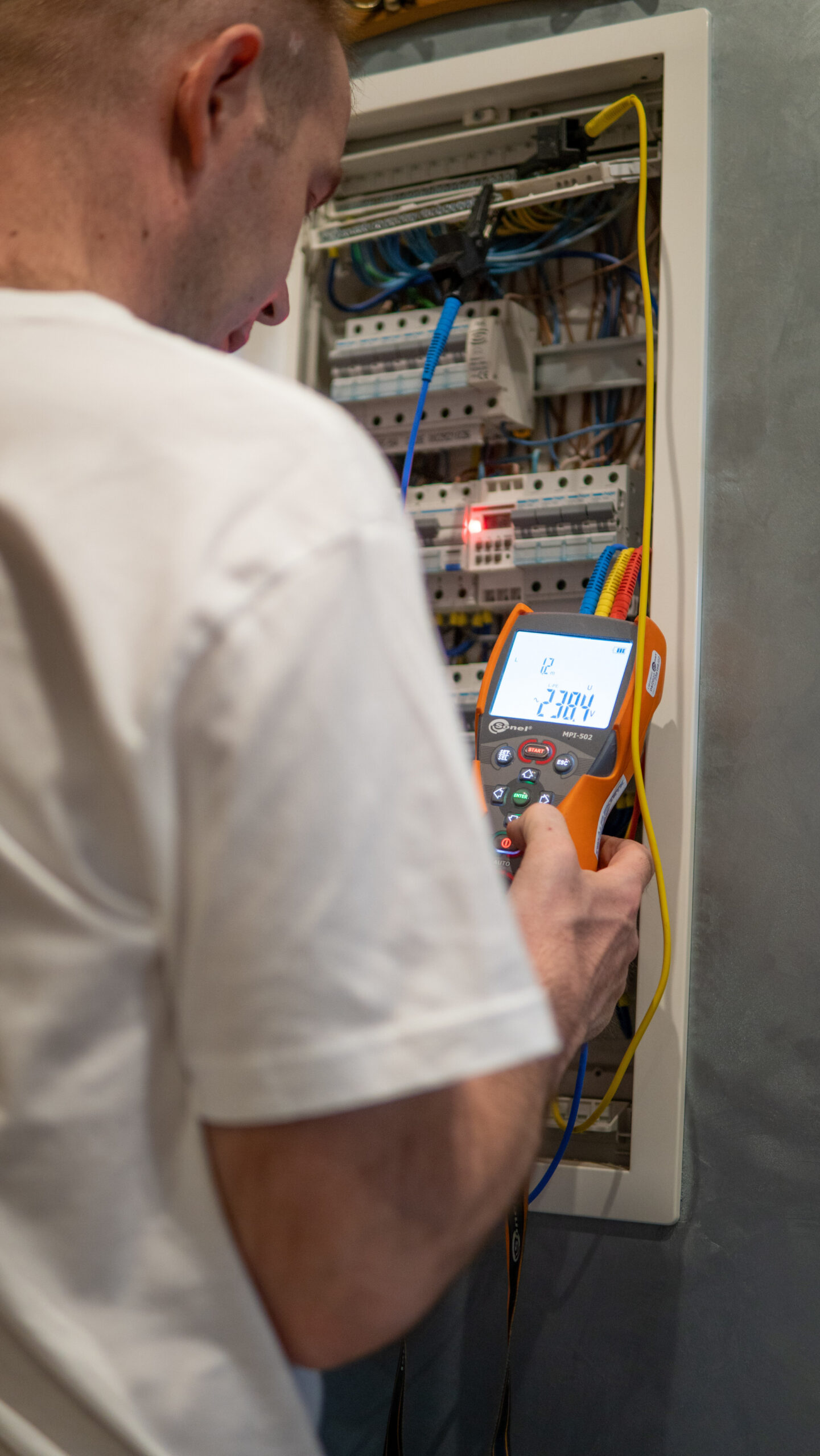 Elektryk wykonuje pomiary instalacji elektrycznej