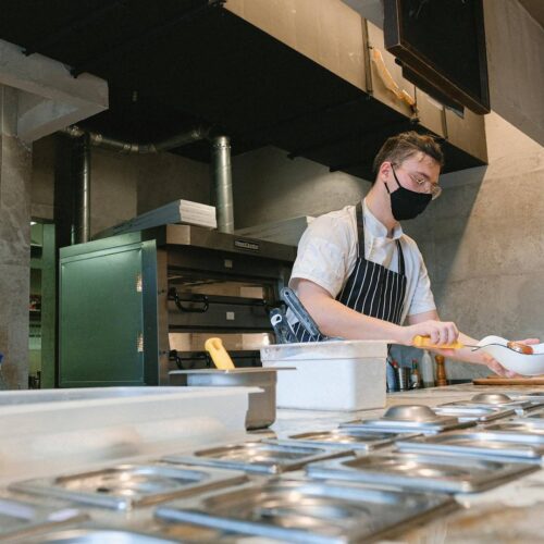 Jak planować układ kuchni w restauracji, aby usprawnić pracę i skrócić czas realizacji zamówień