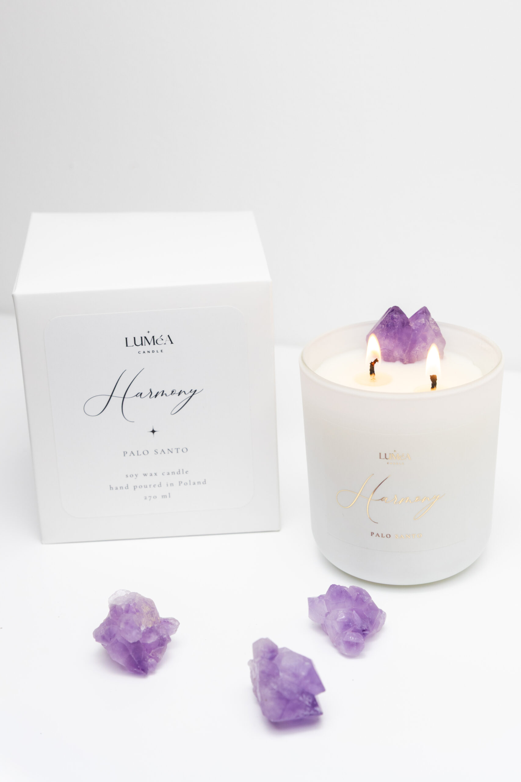 Naturalna świeca sojowa Luméa Candle z ametystem sprzyjająca relaksowi i harmonii