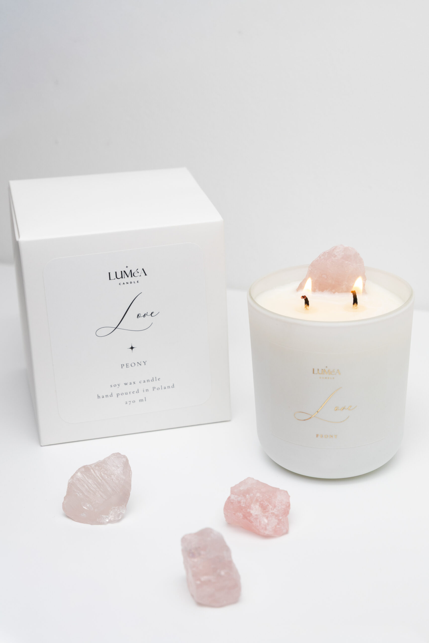 Sojowa świeca Luméa Candle z kwarcem różowym budująca atmosferę spokoju i ciepła