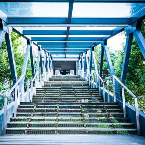 Schody zabiegowe metalowe zewnętrzne – kiedy sprawdzają się najlepiej?