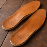 Skóra naturalna jako materiał w produkcji wkładek ortopedycznych — właściwości fizykochemiczne, higiena i trwałość kliniczna