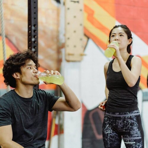 Suplementy przedtreningowe – kiedy mogą wspierać wydajność treningową i jak stosować je świadomie?