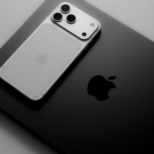 Ochrona w dobrym stylu. Jak wybrać najlepsze etui do iPhone 17 Pro?