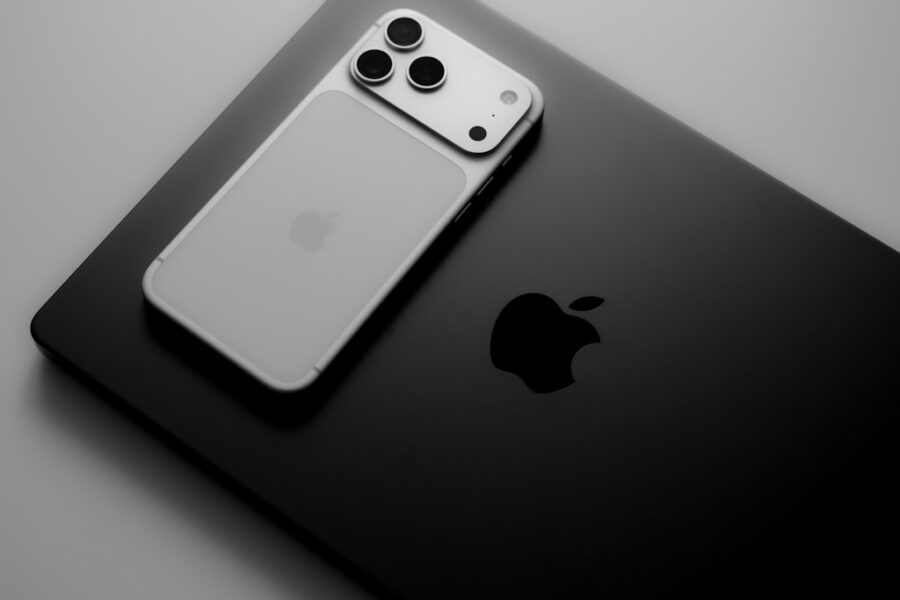 Ochrona w dobrym stylu. Jak wybrać najlepsze etui do iPhone 17 Pro?