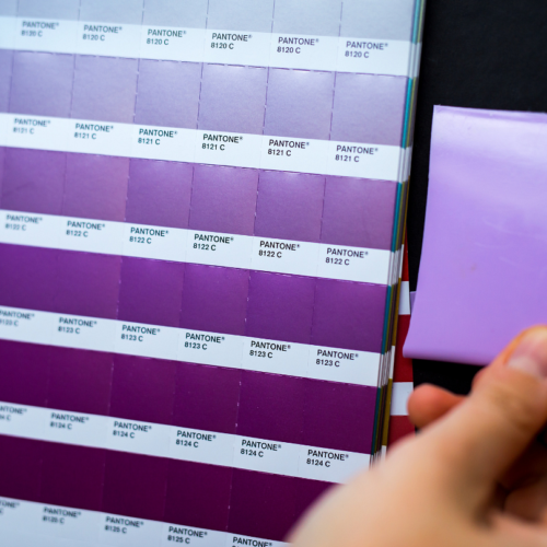 Czy plastik może mieć każdy kolor? Od Pantone do gotowego wyrobu