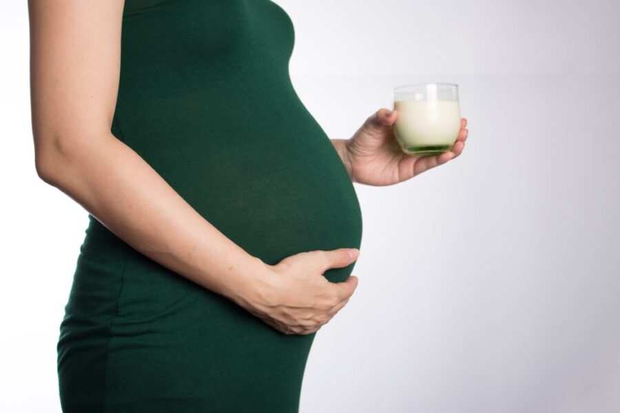 Dieta w ciąży a alergie u dziecka. Czy można zmniejszyć ryzyko alergii tym, co je przyszła mama?