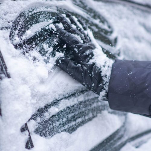 Osłony na samochód zimą – jak chronić auto przed śniegiem, mrozem i lodem?